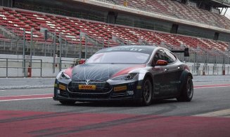 Tesla a început testele la Cluj. Cât costă o tură cu mașina de 150.000 de euro