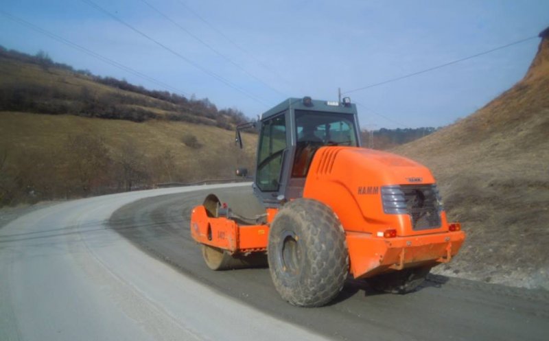 Lucrări de întreţinere pe drumul Luna de Sus - limită cu judeţul Alba
