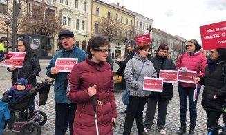 Protest al persoanelor cu dizabilităţi la Cluj: "Noi suntem românii nevăzuţi"