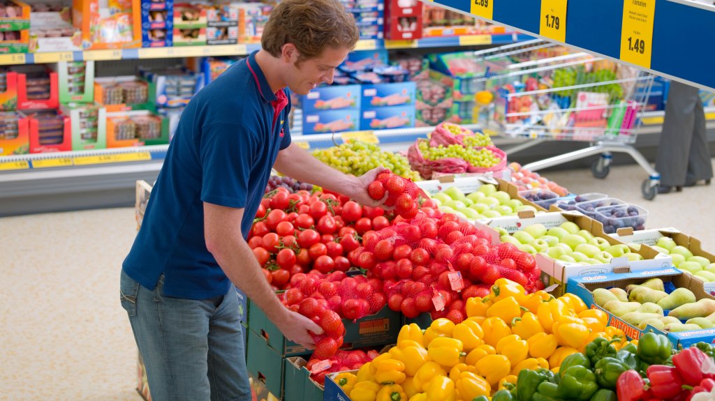Ce salarii dau marile magazine în România: Lidl, 3.200 de lei în mână, Cora, sub 2.000