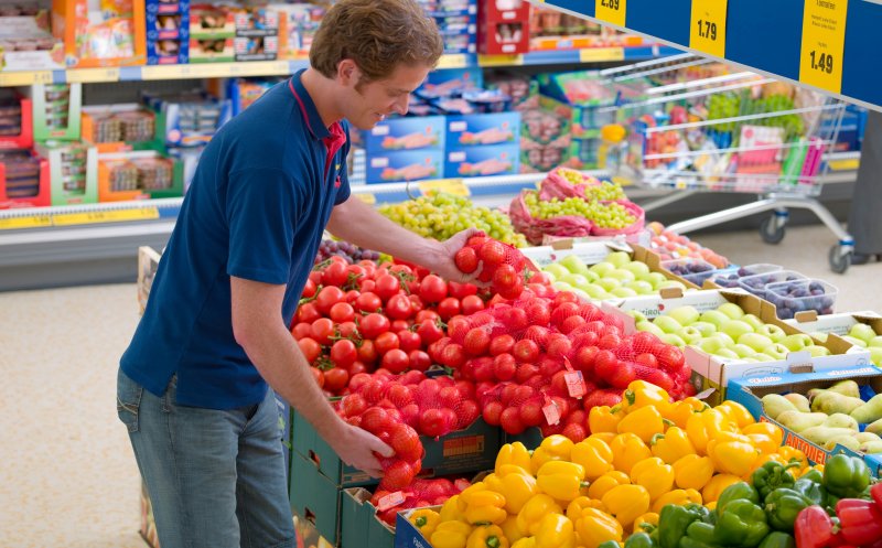 Ce salarii dau marile magazine în România: Lidl, 3.200 de lei în mână, Cora, sub 2.000