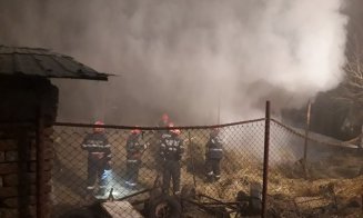 Tone de fân mistuite de flăcări. Copiii s-au jucat cu focul