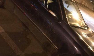 Ceva nu a mers bine de Dragobete... Un clujean s-a trezit cu un mesaj scrijelit pe caroseria maşinii
