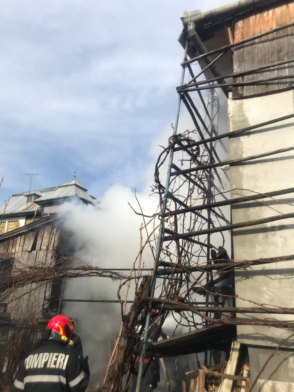 Incendiu la o casă din Turda. O persoană a avut nevoie de îngrijiri medicale