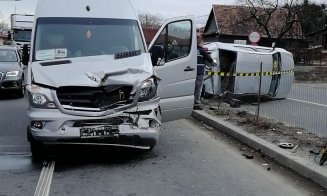 Accident cu răniţi în Vâlcele. Maşină răsturnată, după un impact cu un microbuz