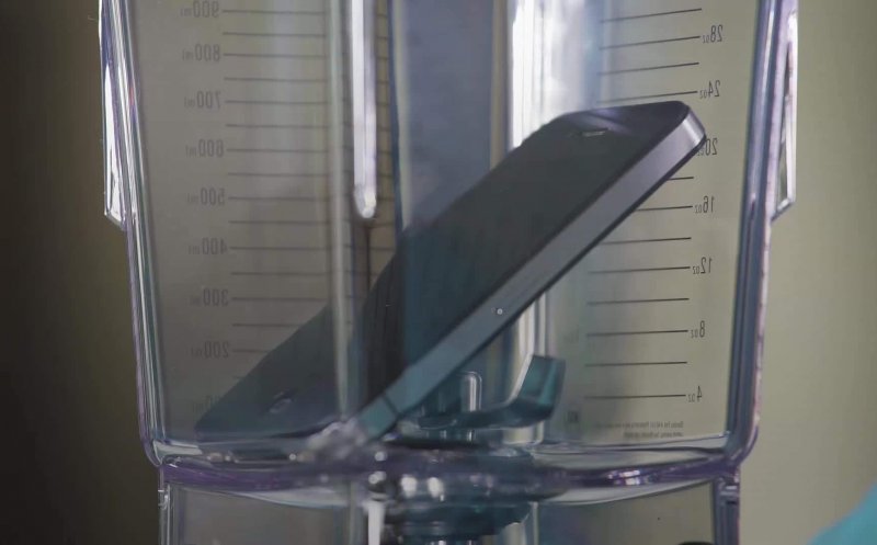 Ce conţine un smartphone. L-au măcinat în blender pentru a afla din ce e făcut