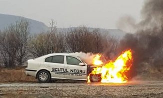 Maşină mistuită de flăcări pe Autostrada Transilvania, lângă Cluj