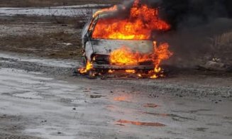 Maşină mistuită de flăcări pe Autostrada Transilvania, lângă Cluj