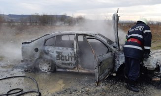 Maşină mistuită de flăcări pe Autostrada Transilvania, lângă Cluj