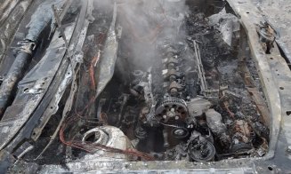 Maşină mistuită de flăcări pe Autostrada Transilvania, lângă Cluj