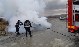 Maşină mistuită de flăcări pe Autostrada Transilvania, lângă Cluj