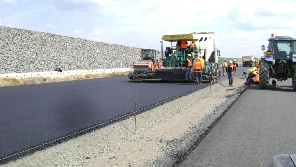 Ar trebui să fie deschis circulaţiei în 2019, dar CNAIR recunoaşte: "mobilizare slabă"
