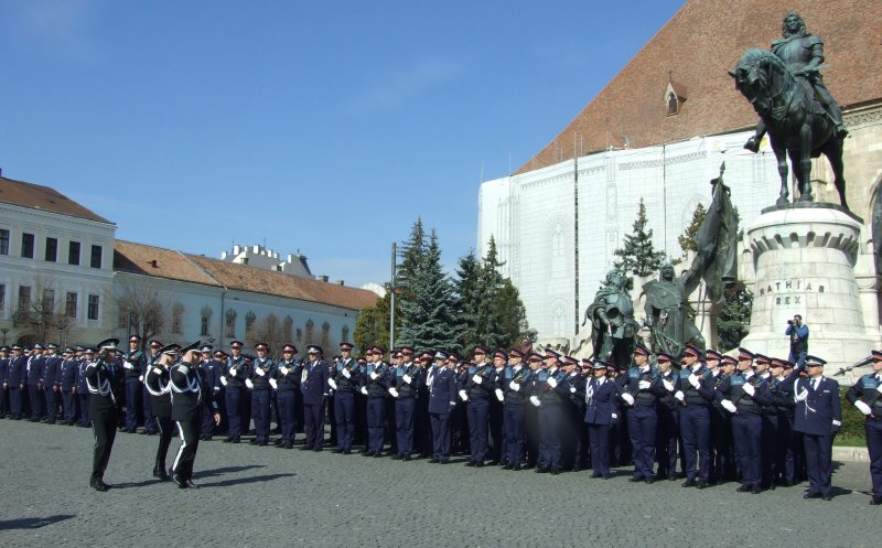 Premieră la Cluj. Elevii Şcolii de Agenţi de Poliţie au depus jurământul în centrul oraşului