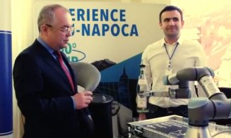 Emil Boc, la un pahar de țuică cu... roboții