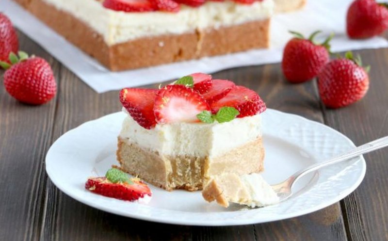 Desert fără coacere: cheesecake cu oreo şi căpşune
