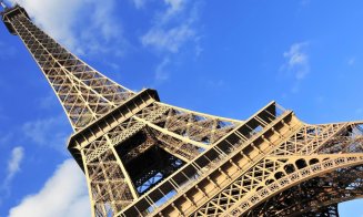 O clujeancă a murit la Paris, chiar înainte de a fi cerută de soție. A căzut în gol, în zona Turnului Eiffel