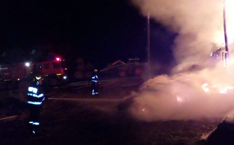 Incendiu masiv în Valea Florilor. Pompierii s-au luptat cu flăcările timp de șase ore