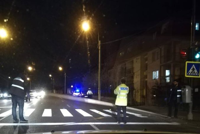 Pieton băut, lovit pe Frunzișului. Traversa neregulamentar