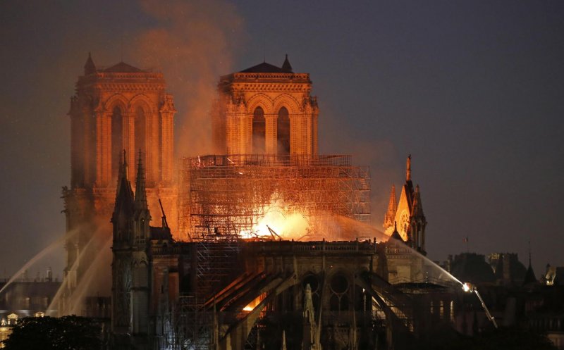 Replica firmei din România, care donează 1 milion de euro pentru Notre-Dame, la criticile internauţilor