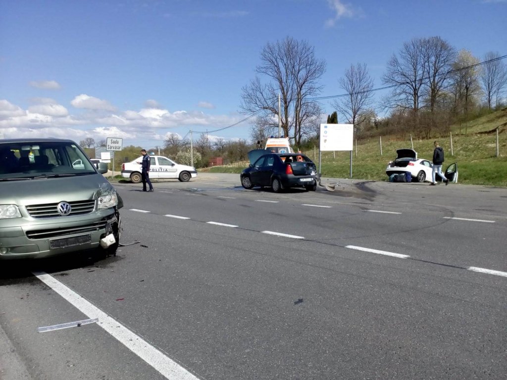 Accident cu trei maşini în Şaula