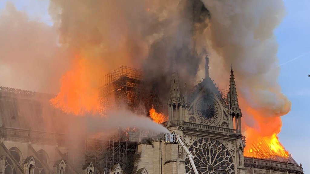 CJ şi-a pus clujenii în cap cu donaţia pentru Notre-Dame. "Chiar nu mai este nimic de făcut în Cluj?"