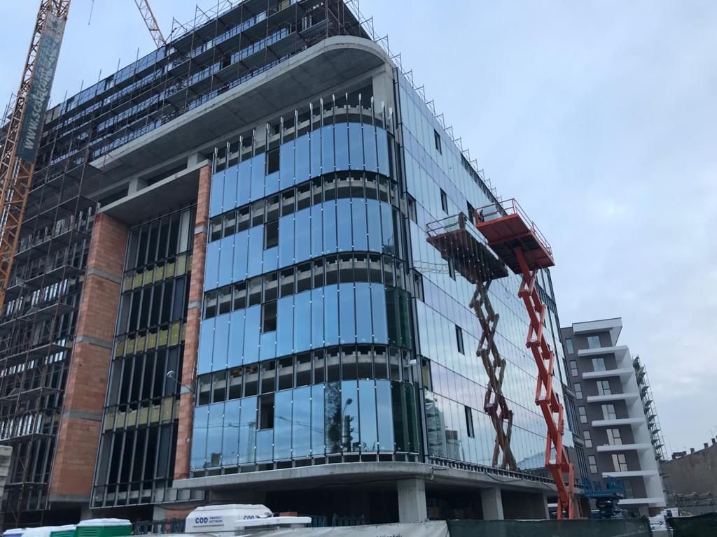 Cum se instalează un sistem de răcire într-o clădire office din Cluj. Filmare de pe șantier