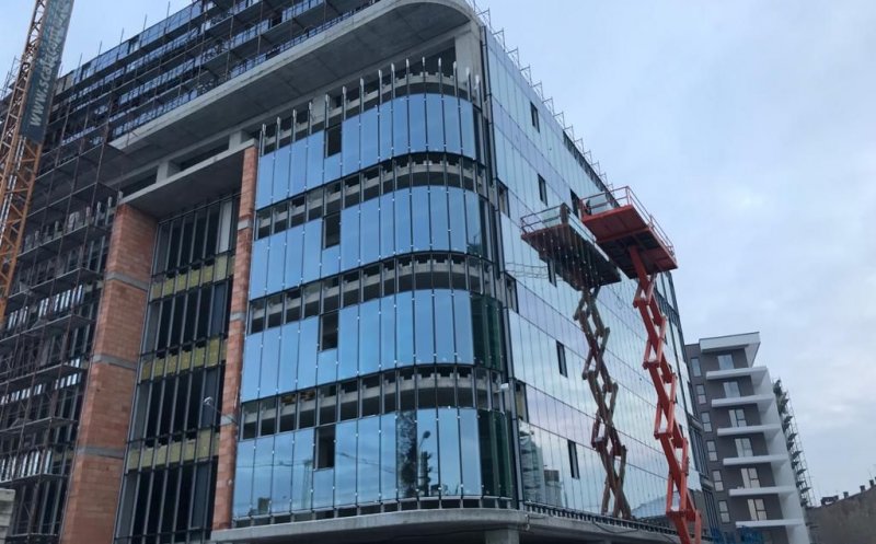 Cum se instalează un sistem de răcire într-o clădire office din Cluj. Filmare de pe șantier