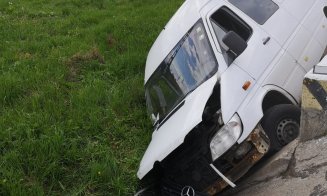 Accident Cluj: Un microbuz a ajuns în șanț. Patru răniți