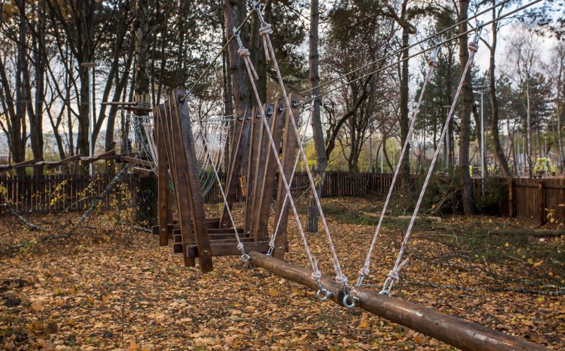 Cine poate opera parcurile de aventură și paintball din Baza Gheorgheni. Intarea, contra cost