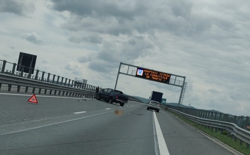 Cum a ajuns o mașină înfiptă-n parapet, pe Autostrada Transilvania