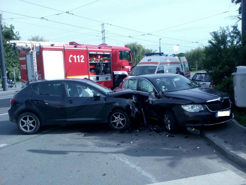 Accident pe Salcâmului. O persoană încarcerată, doi pietoni răniți