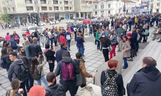 Protestatarii s-au mutat de la CCS, la Oncologie: "#Veorica, nu uita, Clujul sigur nu te vrea!"