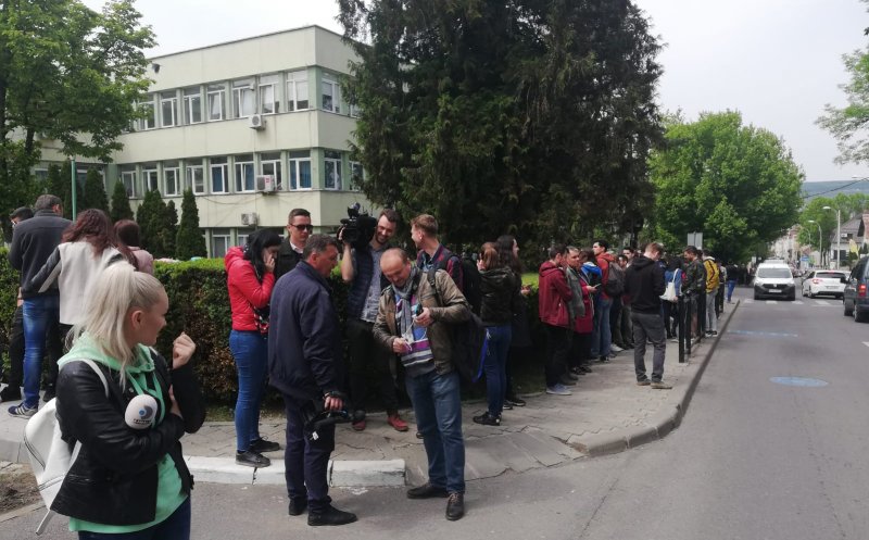 Dăncilă a ajuns la Oncologie, pe furiș! Protestatarii, bruscați de jandarmi