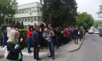 Dăncilă a ajuns la Oncologie, pe furiș! Protestatarii, bruscați de jandarmi