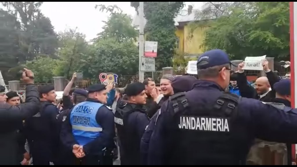 Cordonul de jandarmi pentru Dăncilă de la Cluj, ironizat de Iohannis. IMAGINI grăitoare