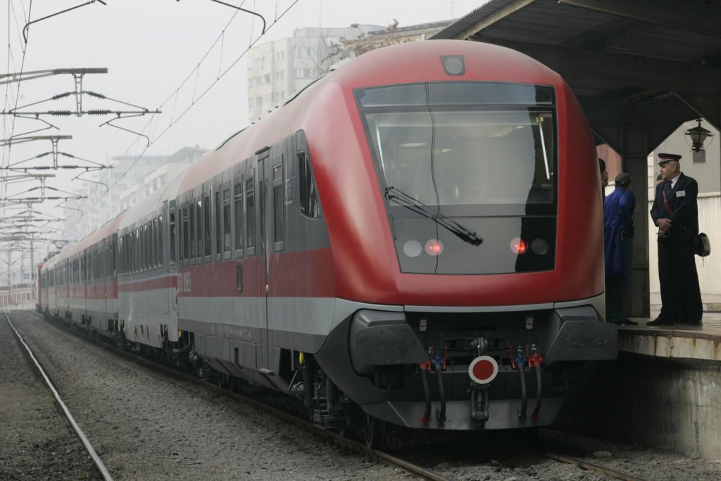 Tren cu destinaţia Cluj, blocat de inundaţii