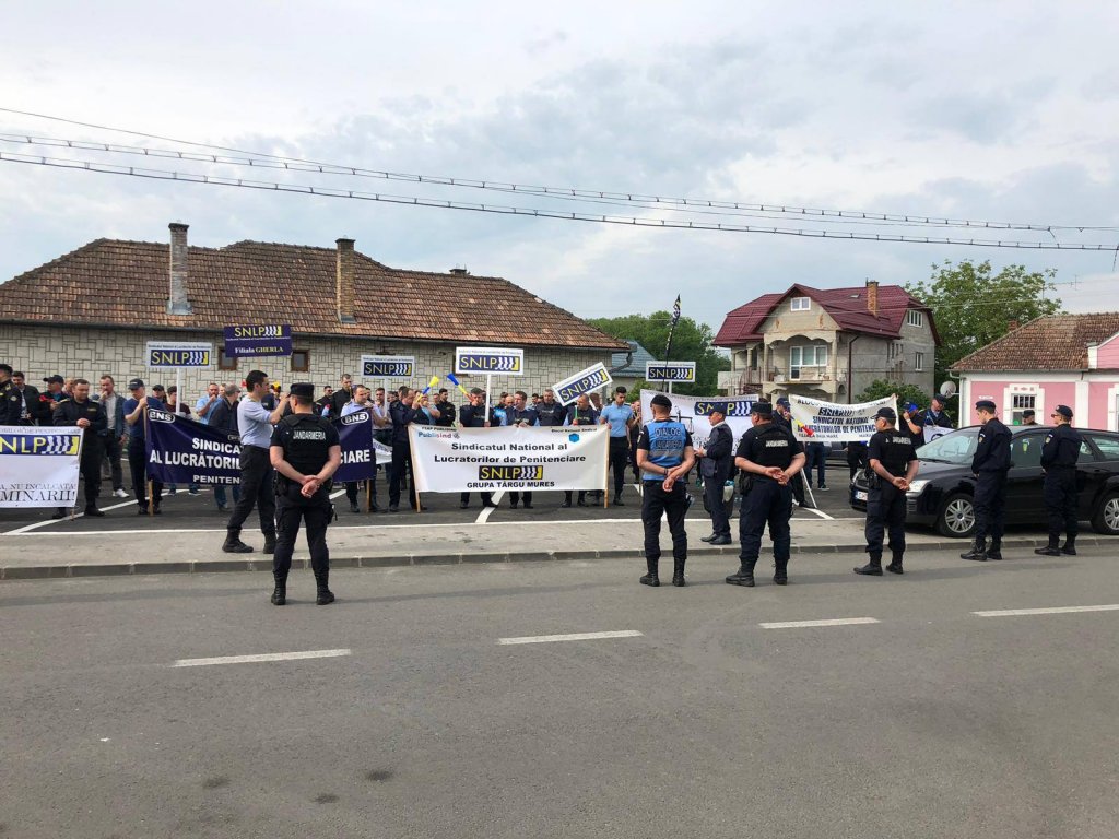 Protest la Penitenciarul Gherla: „Avem un singur dor, vă vrem la vorbitor”