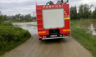 Inundații lângă Dej! Drum acoperit de apele Someșului