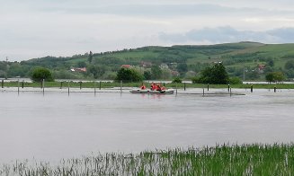 Inundaţii la Cluj. Persoane evacuate cu barca de salvare