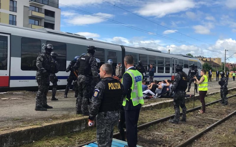 Mascați și tineri încătușați în Gara Cluj-Napoca. Exercițiu cu mai mulți polițiști din Europa