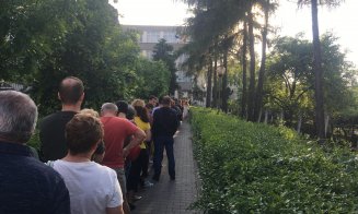 Coadă până pe Calea Turzii!  Votant: "Cei care vin acum se descurajează și renunță"