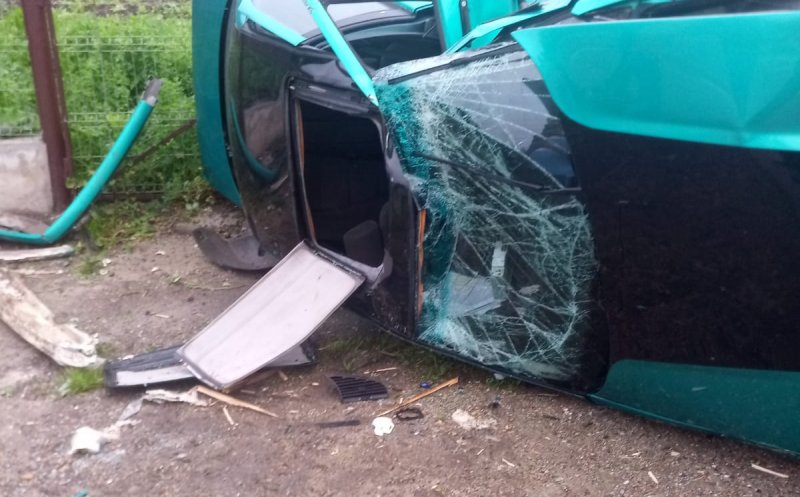La un pas de tragedie în Cluj. A călcat pedala de accelerație și și-a făcut mașina zob