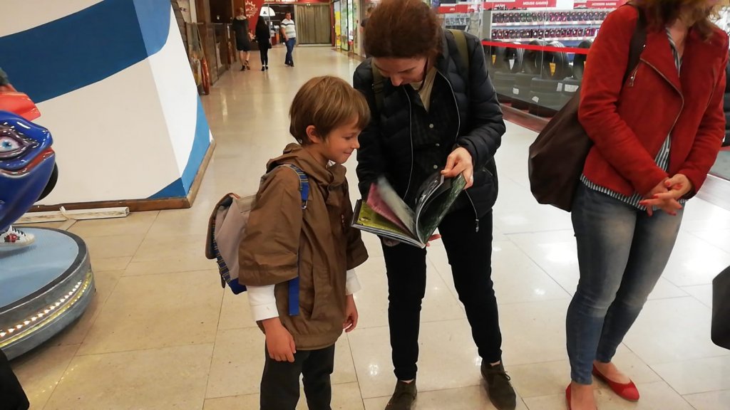 Flashmob inedit pentru minibiblioteci în spitale: "Dai carte, ai parte de zâmbete"