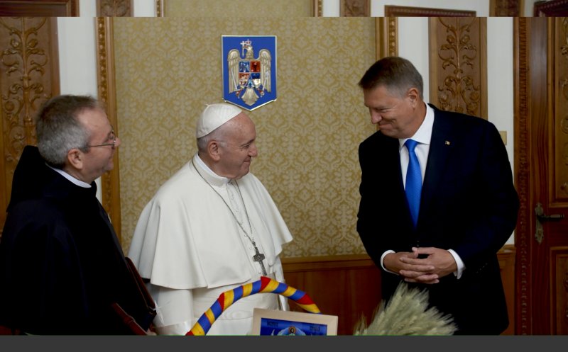 Un tricou cu autograful lui Hagi și vâsla lui Patzaichin, printre cadourile primite de Papa Francisc în România