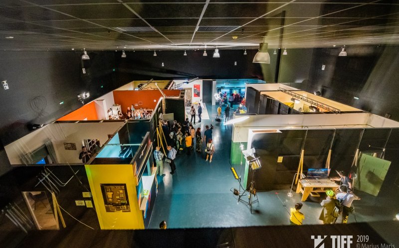 Uzina de filme de la Cluj, inaugurată de Michel Gondry / Ai 15 decoruri ca să îţi "torni" gratis filmul
