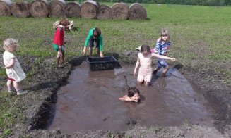 Festivalul de la Vultureni sfidează ploaia. Piscină cu noroi și alergat pe baloți