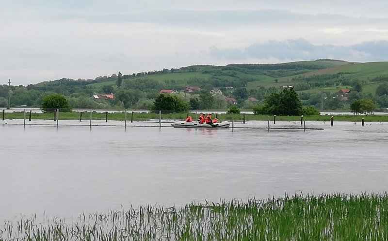 Mii de hectare de suprafaţă agricolă, afectate de inundaţii şi grindină. Petre Daea cere ajutor de la UE