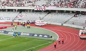 Incident la final de meci, pe Cluj Arena. Fanii pătrund pe pistă. Jandarm la pământ
