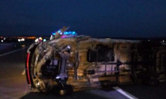 Dubă răsturnată pe A3, lângă Cluj. În mașină, doi adulți și doi copii