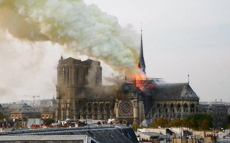 A trecut emoția. Câți bani din cei promiși pentru Notre-Dame au și ajuns în cont